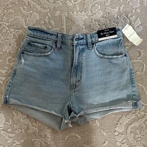 Abercrombie high rise “mom short” light wash size 28